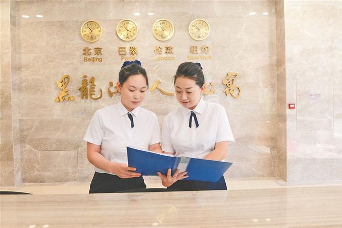 黑龙江省人才公寓一楼接待人员。本报记者 王振红摄